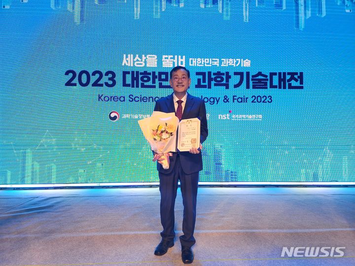 [전주=뉴시스]윤난슬 기자 = 전북대학교 이중희 교수(나노융합공학과).(사진=전북대 제공) 