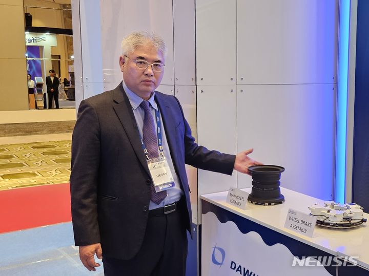 [인천=뉴시스] 이루비 기자 = 이범주 ㈜다윈프릭션 부사장이 9일 오후 인천 중구 파라다이스시티호텔에서 열린 '제3회 K-UAM 컨펙스(Confex)'의 '인천경제자유구역(IFEZ) 항공·스마트제조 공급사슬 특별관'에서 그동안 개발한 휠과 브레이크 등에 대해 설명하고 있다. 2023.11.09. ruby@newsis.com