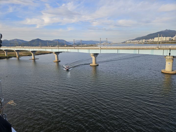 [부산=뉴시스] 10일 오후 부산 북구 구포대교에서 60대 추정 남성이 추락했다는 신고를 받은 경찰과 소방이 수색을 벌이고 있다. (사진=부산소방재난본부 제공) *재판매 및 DB 금지