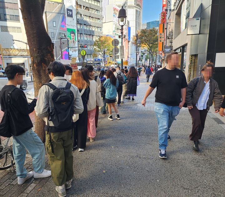 [도쿄=뉴시스] 주동일 기자 = 9일 도쿄 시부야 제로베이스에 열린 맘스터치 팝업스토어. 대기줄이 너무 길어져 옆 건널목까지 줄을 선 모습. 2023.11.09 *재판매 및 DB 금지