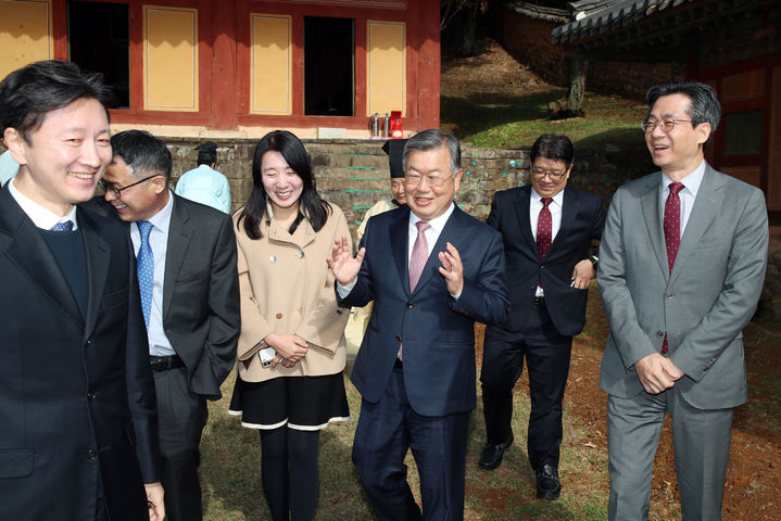 [밀양=뉴시스] 안지율 기자 = 박일호 경남 밀양시장이 10일 옛 밀양대학교에서 열린 2023 로컬브랜딩 협업 콘퍼런스에 참석한 유병채 문체부 문화예술정책실장과 참석 내빈들과 함께 밀양향교를 둘러보고 있다. (사진=밀양시 제공) 2023.11.10. photo@newsis.com  *재판매 및 DB 금지