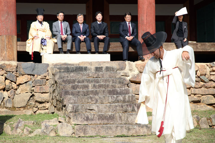 [밀양=뉴시스] 안지율 기자 = 박일호 경남 밀양시장이 10일 옛 밀양대학교에서 열린 2023 로컬브랜딩 협업 콘퍼런스 참석 내빈들과 함께 밀양향교에서 양반춤을 관람하고 있다. (사진=밀양시 제공) 2023.11.10. photo@newsis.com  *재판매 및 DB 금지