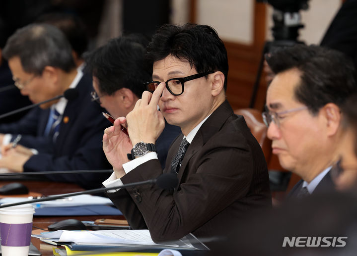 [서울=뉴시스] 배훈식 기자 = 윤석열 대통령과 한동훈 법무부 장관이 불법사금융 범죄 엄정 대응을 예고한 가운데, 대검찰청이 각 검찰청에 서민과 취약계층을 상대로 하는 불법사금융 범죄에 강력하게 대응하라고 지시했다. 사진은 한동훈 법무부 장관이 지난 10일 오전 서울 종로구 정부서울청사에서 열린 국무회의에 참석해 안경을 고쳐 쓰고 있는 모습. 2023.11.10. dahora83@newsis.com