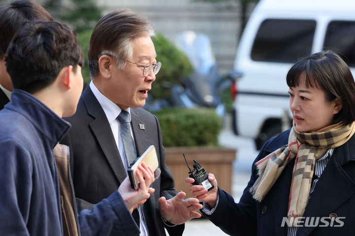 [서울=뉴시스] 권창회 기자 = 이재명 더불어민주당 대표가 10일 오전 서울 서초구 서울중앙지법에서 열린 공직선거법 위반 혐의 공판에 출석하고 있다. 2023.11.10. kch0523@newsis.com