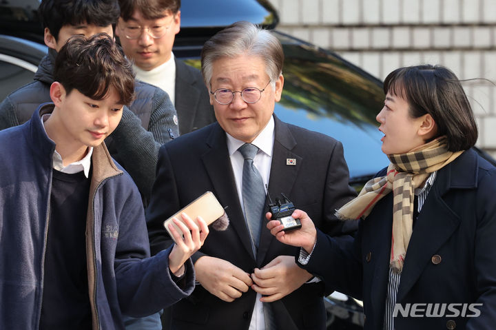 [서울=뉴시스] 권창회 기자 = 이재명 더불어민주당 대표가 10일 오전 서울 서초구 서울중앙지법에서 열린 공직선거법 위반 혐의 공판에 출석하고 있다. 2023.11.10. kch0523@newsis.com