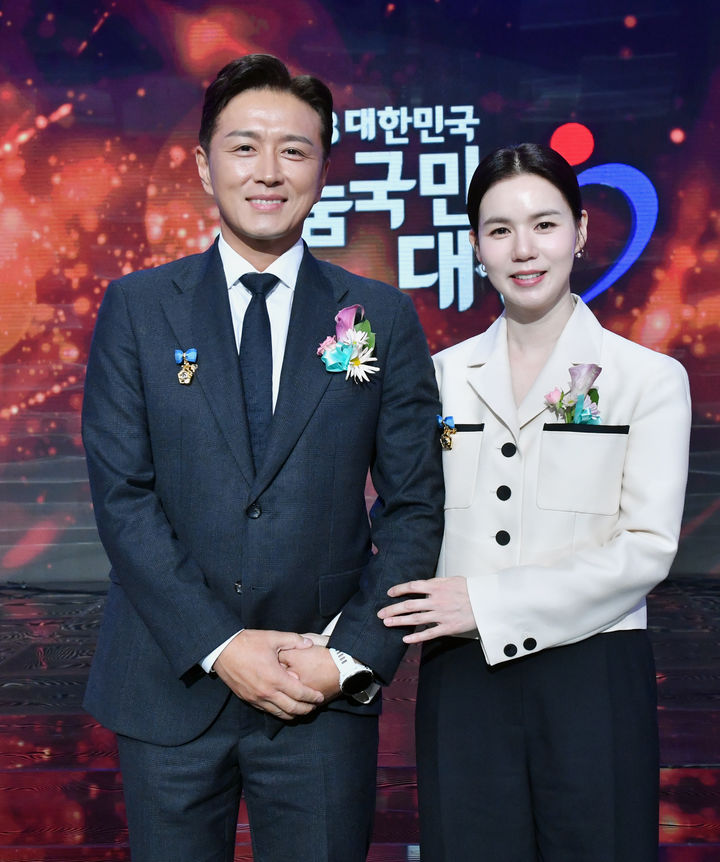 [서울=뉴시스] 배우 진태현과 박시은이 지난 9일 서울 여의도 KBS 신관 공개홀에서 열린 '2023년 대한민국 나눔국민대상' 시상식에서 기념촬영을 하고 있다. 이날 국무총리 표창을 받은 박시은·진태현 부부는 취미인 마라톤과 기부를 결합한 기부 캠페인을 기획해 시민들의 기부 참여를 독려하고, 자선바자회와 기부카페 수익금을 기부하는 등의 선행을 펼쳐왔다. (사진=KBS 제공) 2023.11.10. photo@newsis.com *재판매 및 DB 금지