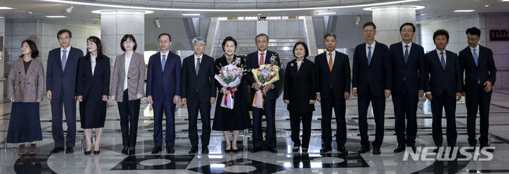 [서울=뉴시스] 정병혁 기자 = 유남석 헌법재판소장이 10일 서울 종로구 헌법재판소에서 열린 퇴임식에서 헌법재판관들과 기념촬영을 하고 있다. 2023.11.10. jhope@newsis.com