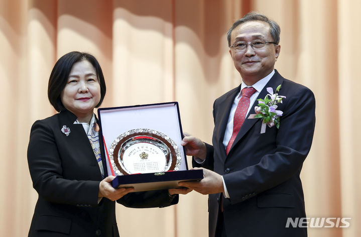 [서울=뉴시스] 정병혁 기자 = 유남석 헌법재판소장이 10일 서울 종로구 헌법재판소에서 열린 퇴임식에서 감사패를 전달받고 있다. 2023.11.10. jhope@newsis.com