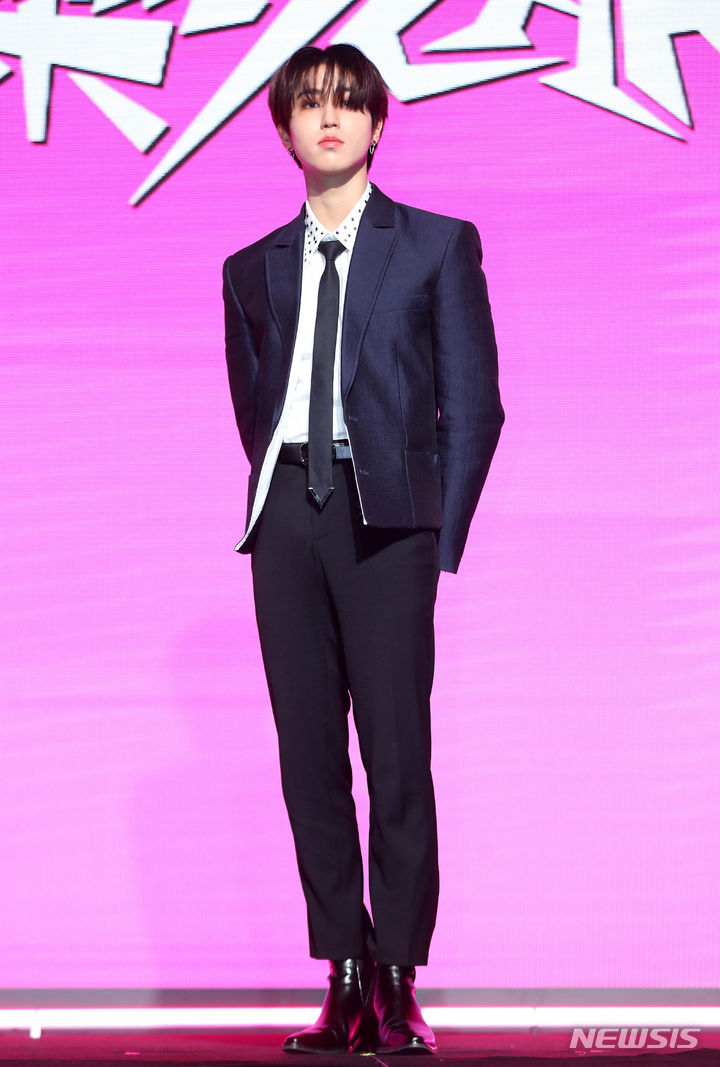 [서울=뉴시스] 김혜진 기자 = 그룹 스트레이키즈 한이 10일 오전 서울 영등포구 콘래드 서울에서 열린 새 미니앨범 '樂-STAR'(락스타) 발매 기념 기자간담회에서 포즈를 취하고 있다. 타이틀곡 '락 (樂)'은 후렴구의 반복되는 멜로디와 락(Rock)적인 요소가 곡에 강렬함을 더하고 동음이의어를 활용한 가사가 흥미로운 곡이다. 2023.11.10. jini@newsis.com