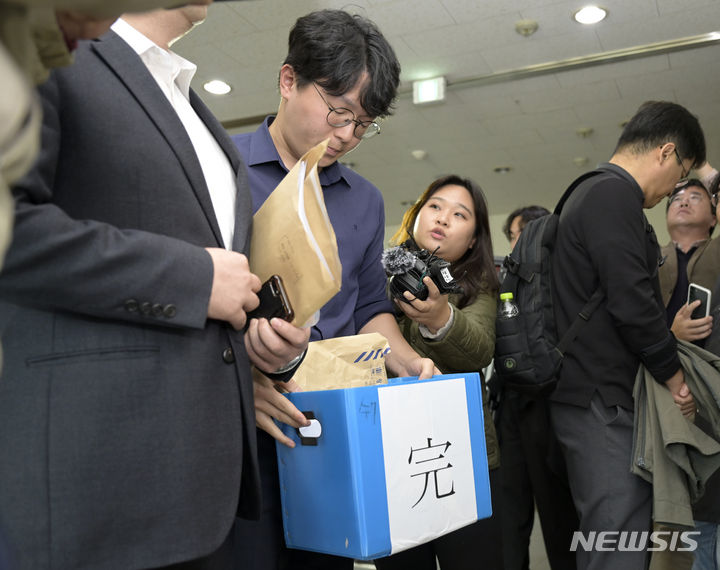 [광주=뉴시스]  10일 광주경찰청 내 사무실에서 광주지검 수사관들이 압수수색품을 들고 이동하고 있다. 검찰은 인사·수사 관련 브로커와 금품 비위에 연루된 의혹을 받는 경찰관들과 관련, 압수수색에 나섰다. 2023.11.10. wisdom21@newsis.com