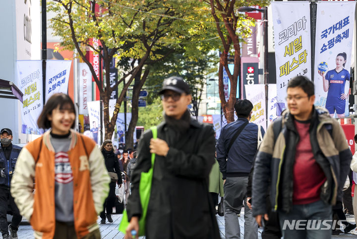 [서울=뉴시스] 정병혁 기자 = 2023 코리아세일페스타를 하루 앞둔 10일 서울 중구 명동거리에 코리아세일페스타 홍보 현수막이 설치되어 있다. 2023.11.10. jhope@newsis.com