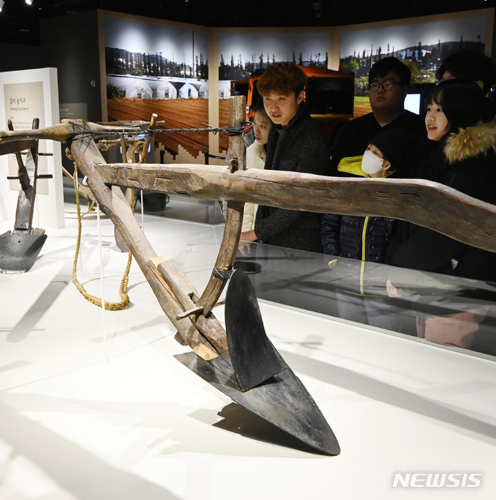 [수원=뉴시스] 김종택기자 = 사진은 2023년 11월 10일 경기도 수원시 권선구 국립농업박물관을 찾은 관람객들이 전시된 농기구를 살펴보고 있는 모습. 2023.11.10. jtk@newsis.com