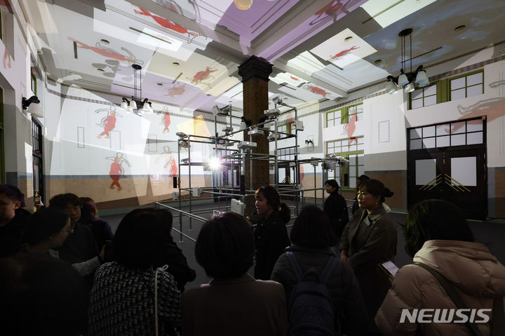 [서울=뉴시스] 황준선 기자 = 지난 10일 오후 서울 중구 문화역서울284에서 열린 서울융합예술페스티벌 언폴드엑스 2023 개막식을 찾은 참가자들이 백남준 작가의 시스틴 채플을 관람하고 있다. 2023 2023.11.10. hwang@newsis.com