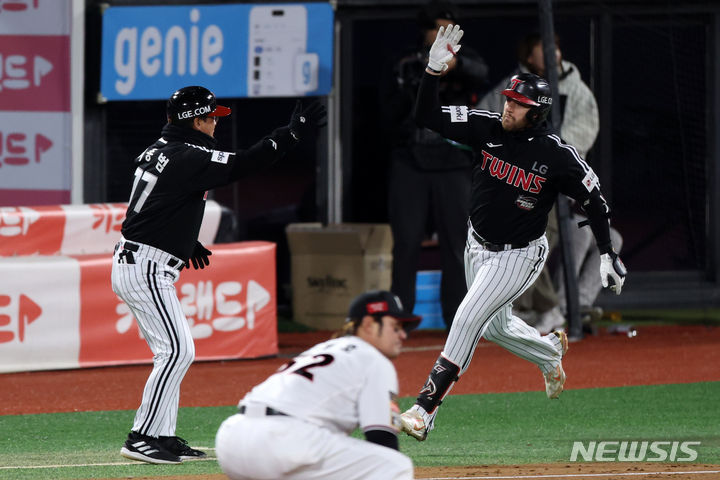 [수원=뉴시스] 조성우 기자 = 10일 오후 경기 수원시 kt위즈파크에서 열린 2023 KBO 한국시리즈 3차전 LG트윈스와 kt 위즈의 경기, LG 3회말 공격 2사 주자 2, 3루서 오스틴이 3점 홈런을 때린 뒤 그라운드를 돌고 있다. 2023.11.10. xconfind@newsis.com