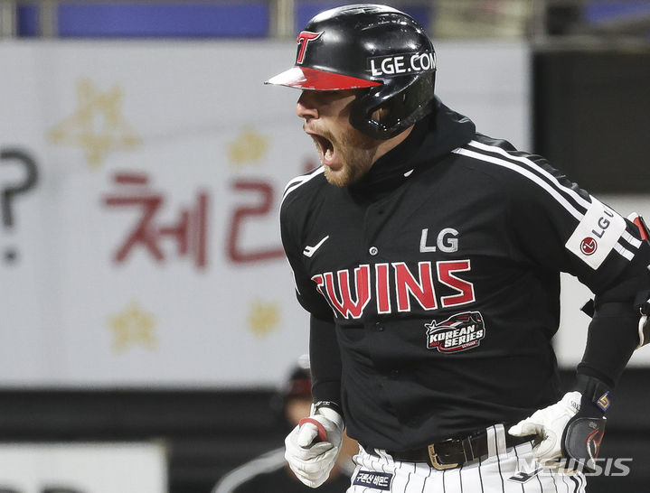 [서울=뉴시스] 김근수 기자 = 10일 오후 경기 수원시 kt위즈파크에서 열린 2023 KBO 한국시리즈 3차전 LG 트윈스와 kt 위즈의 경기, 3회초 1사 주자 2,3루 상황에서 LG 오스틴이 선제 스리런 홈런을 치고 홈에서 기뻐하고 있다. 2023.11.10. ks@newsis.com