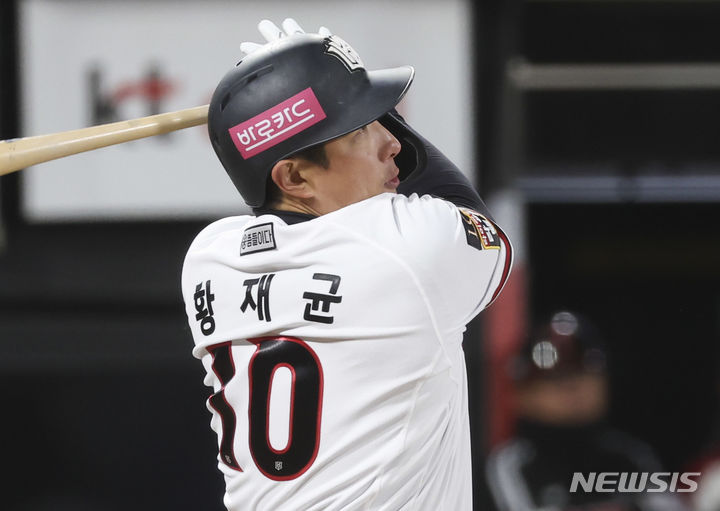 [서울=뉴시스] 김근수 기자 = 10일 오후 경기 수원시 kt위즈파크에서 열린 2023 KBO 한국시리즈 3차전 LG 트윈스와 kt 위즈의 경기, 3회말 무사주자 1,2루 상황에서 kt 황재균이 1타점 2루타를 치고 있다. 2023.11.10. ks@newsis.com