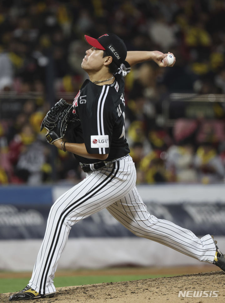 [서울=뉴시스] 김근수 기자 = 10일 오후 경기 수원시 kt위즈파크에서 열린 2023 KBO 한국시리즈 3차전 LG 트윈스와 kt 위즈의 경기, 4회말 LG 두 번째 투수 김진성이 역투하고 있다. 2023.11.10. ks@newsis.com