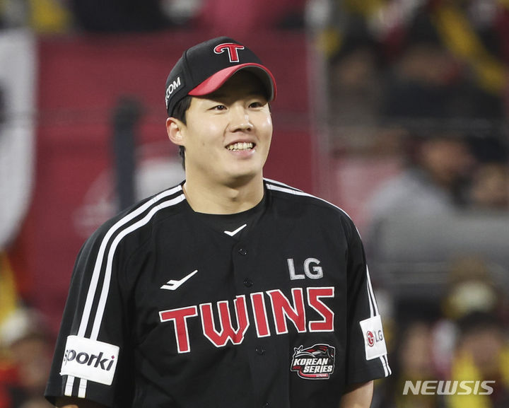 [서울=뉴시스] 김근수 기자 = 10일 오후 경기 수원시 kt위즈파크에서 열린 2023 KBO 한국시리즈 3차전 LG 트윈스와 kt 위즈의 경기, 4회말 LG 선발 임찬규가 미소를 보이고 있다.  2023.11.10. ks@newsis.com