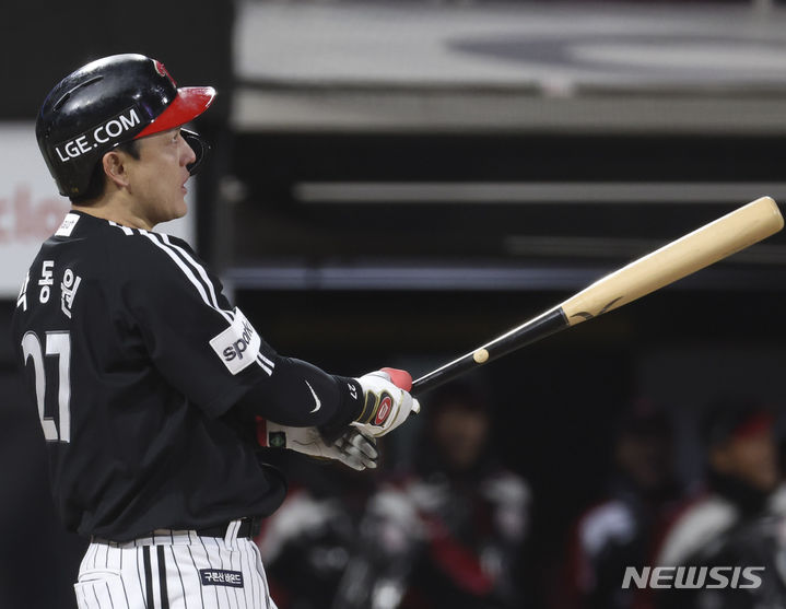 [수원=뉴시스] 김근수 기자 = 10일 오후 경기 수원시 kt위즈파크에서 열린 2023 KBO 한국시리즈 3차전 LG 트윈스와 kt 위즈의 경기, 6회초 무사 주자 1루 상황에서 LG 박동원이 2점 홈런을 치고 있다. 2023.11.10. ks@newsis.com