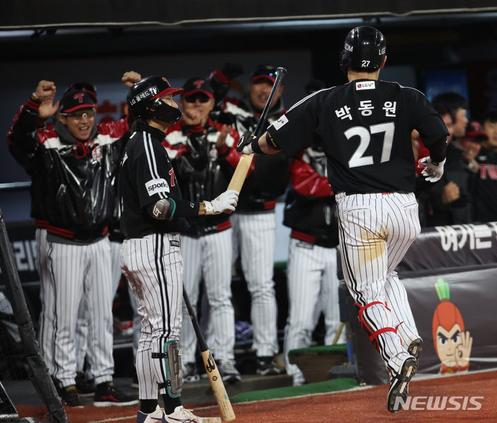 [수원=뉴시스] 김금보 기자 = 10일 오후 경기 수원시 kt위즈파크에서 열린 2023 KBO 한국시리즈 3차전 LG 트윈스와 kt 위즈의 경기,  6회초 무사 1루 LG 박동원이 재역전 2점 홈런을 치고 동료들과 기뻐하고 있다.  2023.11.10. kgb@newsis.com