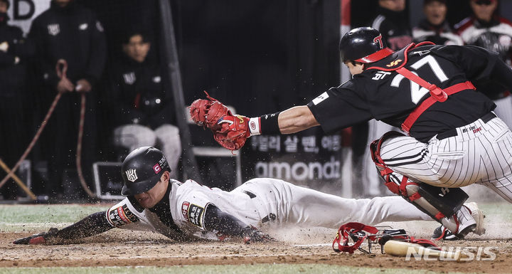 [수원=뉴시스] 김근수 기자 = 10일 오후 경기 수원시 kt위즈파크에서 열린 2023 KBO 한국시리즈 3차전 LG 트윈스와 kt 위즈의 경기, 5회말 1사 주자 2,3루 상황에서 오윤석의 타석에서 3루 주자 kt 김민혁이 홈 태그를 시도했으나 아웃당하고 있다. 2023.11.10. ks@newsis.com