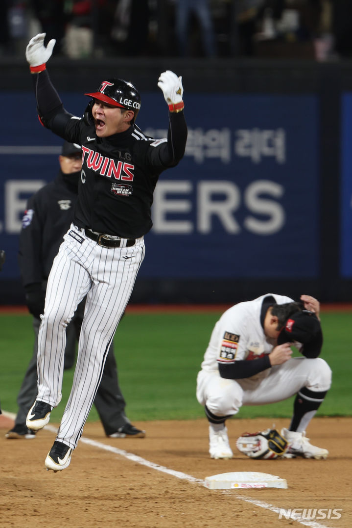 [수원=뉴시스] 김금보 기자 = 10일 오후 경기 수원시 kt위즈파크에서 열린 2023 KBO 한국시리즈 3차전 LG 트윈스와 kt 위즈의 경기, 9회초 2사 1, 2루 LG 오지환이 3점 홈런을 치고 기뻐하고 있다. 2023.11.10. kgb@newsis.com