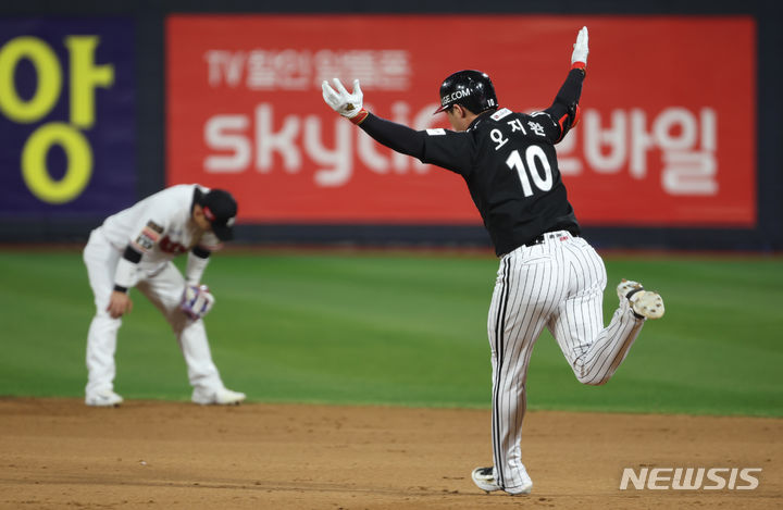 [수원=뉴시스] 김금보 기자 = 10일 오후 경기 수원시 kt위즈파크에서 열린 2023 KBO 한국시리즈 3차전 LG 트윈스와 kt 위즈의 경기, 9회초 2사 1, 2루 LG 오지환이 3점 홈런을 치고 기뻐하고 있다. 2023.11.10. kgb@newsis.com