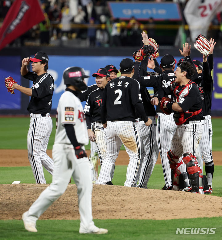 [수원=뉴시스] 김금보 기자 = 10일 오후 경기 수원시 kt위즈파크에서 열린 2023 KBO 한국시리즈 3차전 LG 트윈스와 kt 위즈의 경기, 8대7로 승리한 LG 선수들이 기뻐하고 있다. 2023.11.10. kgb@newsis.com