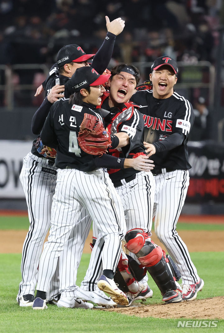 [수원=뉴시스] 권창회 기자 = 10일 오후 경기 수원시 kt위즈파크에서 열린 2023 KBO 한국시리즈 3차전 LG 트윈스와 kt 위즈의 경기, 8대7로 승리한 LG 선수들이 기뻐하고 있다. 2023.11.10. kch0523@newsis.com