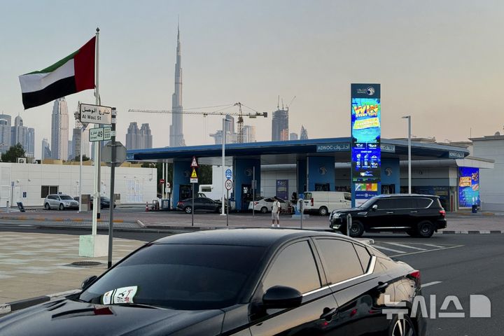 [두바이=AP/뉴시스] 아랍에미리트(UAE) 국영 아부다비석유회사(ADNOC)의 정유 복합 단지에서 드론 공격으로 화재가 발생한 것으로 전해졌다. 사진은 2023년 11월 4일(현지 시간) 아랍에미리트(UAE) 두바이의 한 국영 아부다비석유회사(ADNOC)의 주유소 모습. 사진과 기사는 직접적인&nbsp; 관련 없음.2026.03.10.