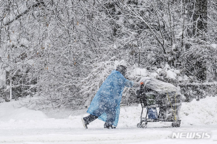 [앵커리지( 미 알래스카주)= AP/뉴시스] 미 알래스카주의 앵커리지 일대에 지난 달 9일 60cm의 폭설이 한꺼번에 내리면서 시내 코르도바 거리의 쇼핑객이 급히 대피하고 있다.&nbsp; 이 곳에서는 12월 24일 겨울 폭풍으로 폭설과 눈사태 경보가 내려져 시워드 부근 2개 고속도로가 폐쇄되고 통행이 금지되었다. 2023. 12. 25. 