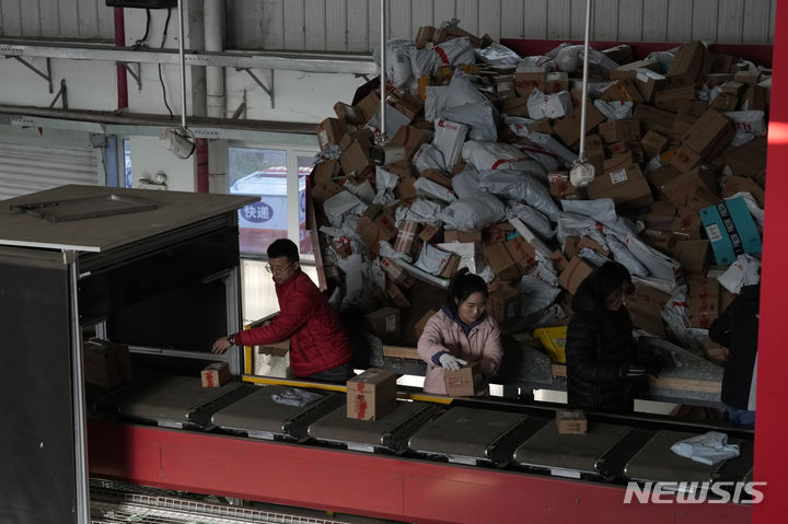 [베이징=AP/뉴시스] 중국 대형 전자상거래사 징둥닷컴의 물류센터에서 직원들이 분류 작업을 진행하고 있다. 자료사진. 2025.08.25