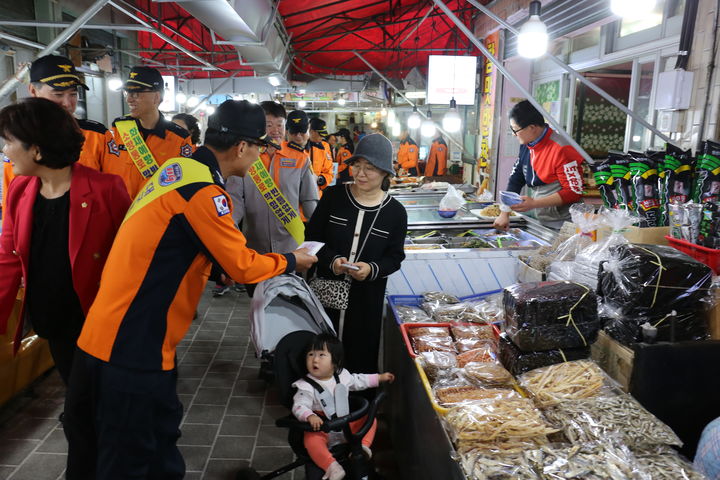 [대구=뉴시스] 대구동부소방서는 제61주년 소방의날을 맞아 화재 예방 캠페인을 했다. (사진=대구동부소방서 제공) 2023.11.11. photo@newsis.com *재판매 및 DB 금지