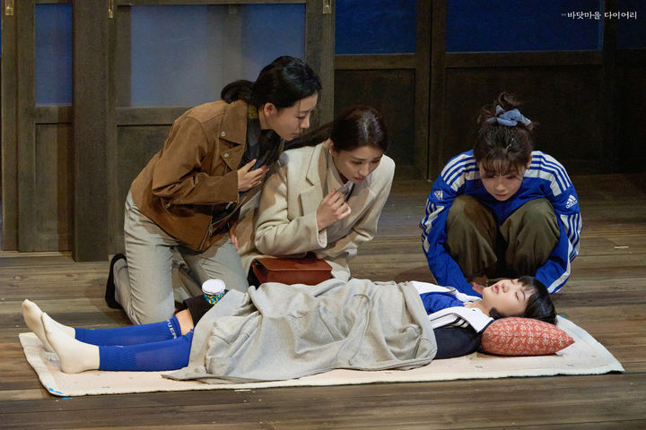 [서울=뉴시스]연극 '바닷마을 다이어리' 공연 사진. (사진=라이브러리컴퍼니 제공) 2023.11.11. photo@newsis.com *재판매 및 DB 금지