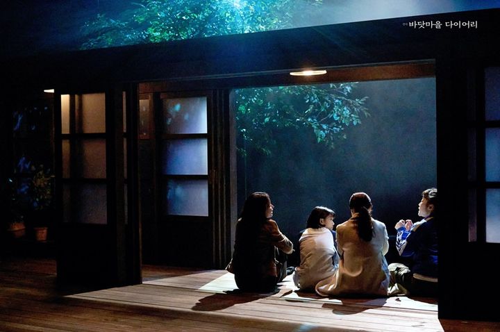 [서울=뉴시스]연극 '바닷마을 다이어리' 공연 사진. (사진=라이브러리컴퍼니 제공) 2023.11.11. photo@newsis.com *재판매 및 DB 금지