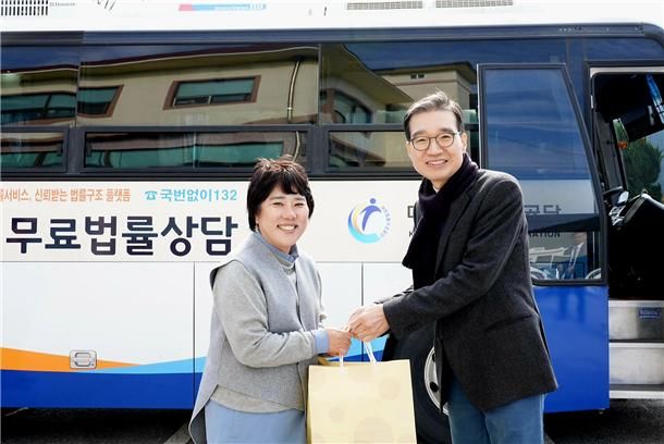 [서울=뉴시스] 이종엽 이사장(오른쪽)이 남원시 장애인종합복지관을 찾아 임은용(왼쪽) 관장과 인사를 나누고 있다. (사진=대한법률구조공단 제공) *재판매 및 DB 금지