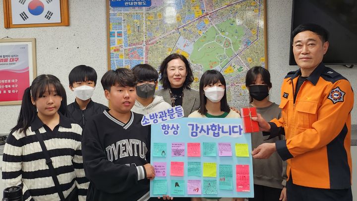 [대구=뉴시스] 대구 달서소방서는 지역 내 초등학생들로부터 제61회 소방의 날을 맞아 반가운 선물을 받았다. (사진 = 대구 달서소방서 제공) 2023.11.12. photo@newsis.com&nbsp; *재판매 및 DB 금지