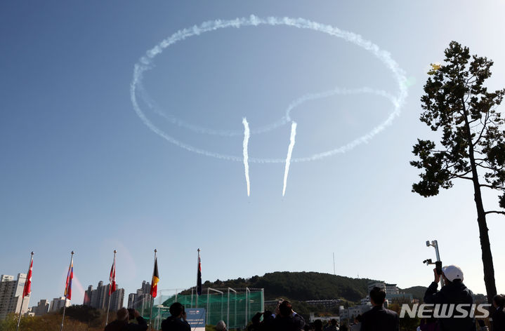 [부산=뉴시스] 하경민 기자 = '턴 투워드 부산'(Turn Toward Busan) 유엔참전용사 국제추모식이 열린 11일 부산 남구 유엔기념공원 상공에서 대한민국 공군 특수비행팀 블랙이글스가 추모비행을 펼치고 있다. 2007년 캐나다 참전용사인 빈센트 커트니씨의 제안으로 시작된 턴 투워드 부산은 6·25전쟁 유엔군 전몰용사들이 묻혀있는 세계 유일의 유엔기념공원을 향해 1분간 묵념하는 추모행사로, 정부는 2020년 법정기념일로 지정했다. 2023.11.11. yulnetphoto@newsis.com