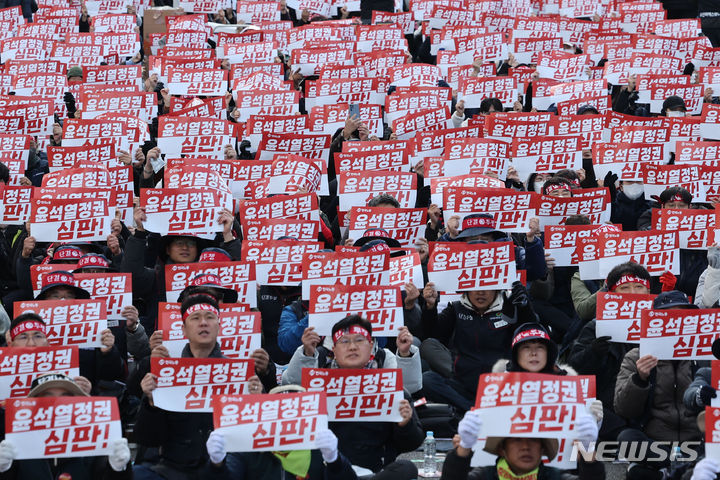 [서울=뉴시스] 권창회 기자 = 한국노총 조합원들이 11일 오후 서울 여의대로 일대에서 열린 윤석열 정권 심판! 노동탄압 저지! 2023 전국노동자대회에서 구호를 외치고 있다. 2023.11.11. kch0523@newsis.com