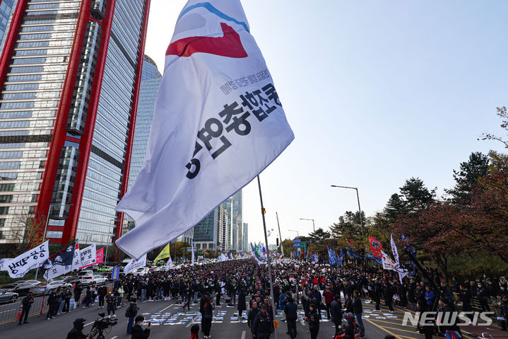 [서울=뉴시스] 권창회 기자 = 11일 오후 서울 여의대로 일대에서 한국노총 주최 윤석열 정권 심판! 노동탄압 저지! 2023 전국노동자대회가 열리고 있다. 2023.11.11. kch0523@newsis.com