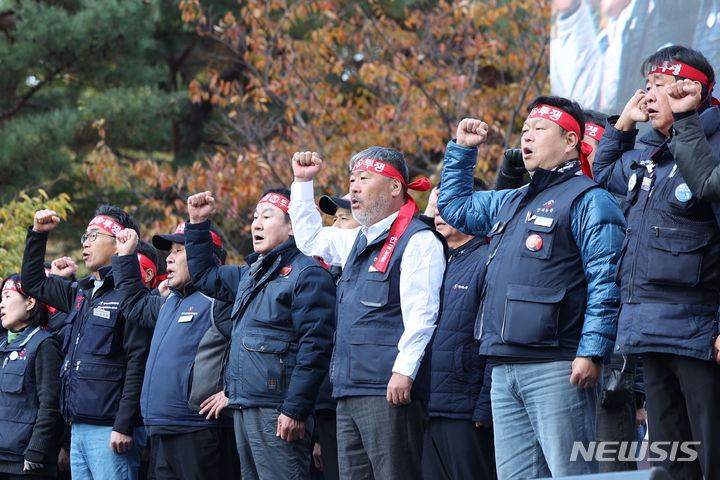 [서울=뉴시스] 권창회 기자 = 김동명 한국노총 위원장을 비롯한 조합원들이 지난 11일 오후 서울 여의대로 일대에서 열린 윤석열 정권 심판! 노동탄압 저지! 2023 전국노동자대회에서 구호를 외치고 있다. 2023.11.11. kch0523@newsis.com