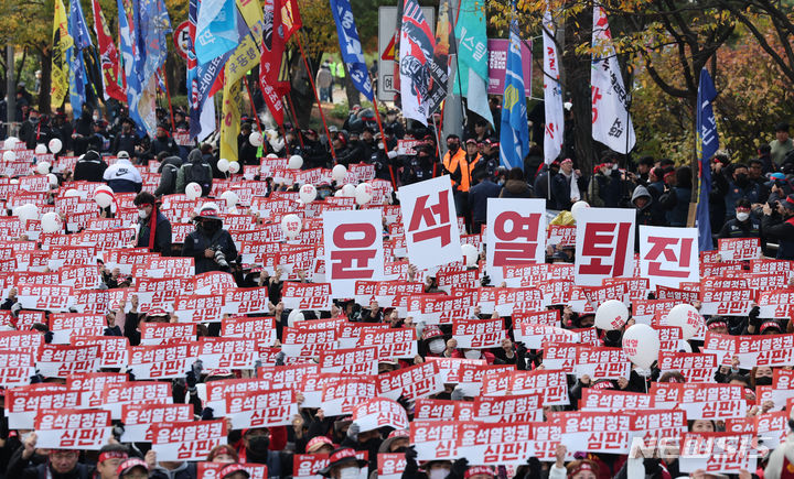 [서울=뉴시스] 권창회 기자 = 한국노총 조합원들이 11일 오후 서울 여의대로 일대에서 열린 윤석열 정권 심판! 노동탄압 저지! 2023 전국노동자대회에서 구호를 외치고 있다. 2023.11.11. kch0523@newsis.com