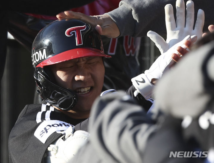 [수원=뉴시스] 김근수 기자 = 11일 오후 경기 수원시 kt위즈파크에서 열린 2023 KBO 한국시리즈 4차전 LG 트윈스와 kt 위즈의 경기, 6회 초 1사 주자 1루 상황에서 LG 문보경이 투런 홈런을 치고 더그아웃에서 선수들과 기뻐하고 있다. 2023.11.11. ks@newsis.com