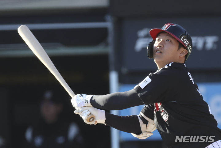 [수원=뉴시스] 김근수 기자 = 11일 오후 경기 수원시 kt위즈파크에서 열린 2023 KBO 한국시리즈 4차전 LG 트윈스와 kt 위즈의 경기, 6회 초 1사 주자 1루 상황에서 LG 문보경이 투런 홈런을 치고 있다. 2023.11.11. ks@newsis.com