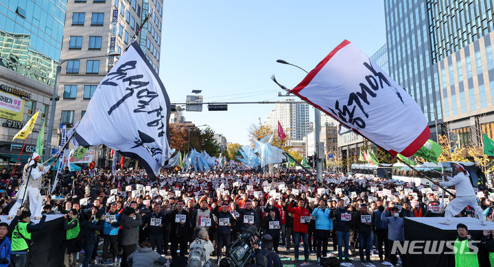 [서울=뉴시스] 황준선 기자 = 전국민주노동조합총연맹(민주노총) 조합원들이 11일 오후 서울 서대문구 통일로 일대에서 '윤석열 정권 퇴진! 전태일 열사 정신 계승 전국노동자대회'를 하고 있다. 2023.11.11. hwang@newsis.com