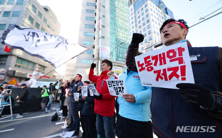 [서울=뉴시스] 황준선 기자 = 전국민주노동조합총연맹(민주노총) 조합원들이 11일 오후 서울 서대문구 통일로 일대에서 '윤석열 정권 퇴진! 전태일 열사 정신 계승 전국노동자대회'를 하고 있다. 2023.11.11. hwang@newsis.com