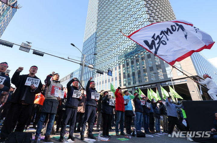 [서울=뉴시스] 황준선 기자 = 전국민주노동조합총연맹(민주노총) 조합원들이 11일 오후 서울 서대문구 통일로 일대에서 '윤석열 정권 퇴진! 전태일 열사 정신 계승 전국노동자대회'를 하고 있다. 2023.11.11. hwang@newsis.com