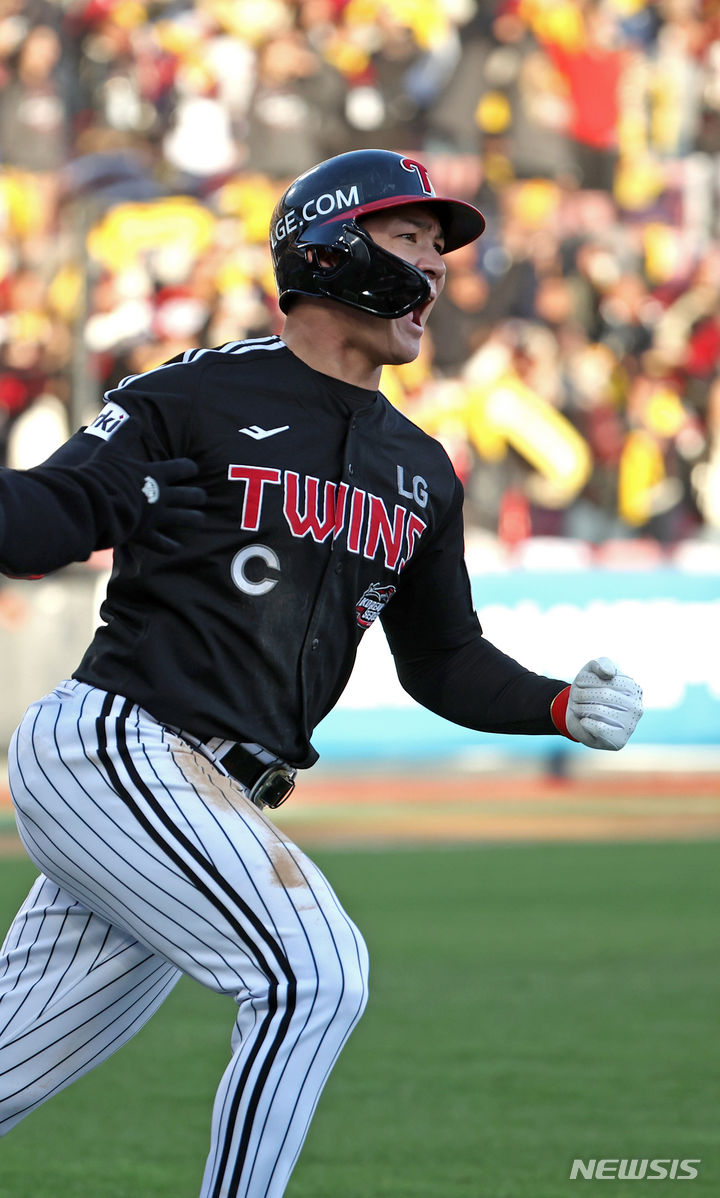 [수원=뉴시스] 김금보 기자 = 11일 오후 경기 수원시 kt위즈파크에서 열린 2023 KBO 한국시리즈 4차전 LG 트윈스와 kt 위즈의 경기, 7회초 1사 1,3루 LG 오지환이 3점 홈런을 치고 기뻐하고 있다. 2023.11.11. kgb@newsis.com