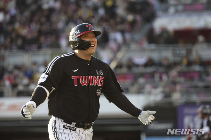 [수원=뉴시스] 김근수 기자 = 11일 오후 경기 수원시 kt위즈파크에서 열린 2023 KBO 한국시리즈 4차전 LG 트윈스와 kt 위즈의 경기, 7회초 1사 주자 2루 상황에서 LG 김현수가 1타점 1루타를 치고 기뻐하고 있다. 2023.11.11. ks@newsis.com