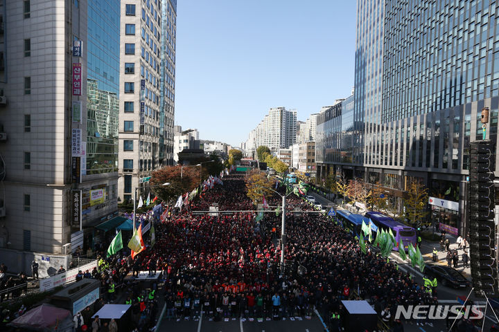 [서울=뉴시스] 황준선 기자 = 전국민주노동조합총연맹(민주노총) 조합원들이 11일 오후 서울 서대문구 통일로 일대에서 '윤석열 정권 퇴진! 전태일 열사 정신 계승 전국노동자대회'를 하고 있다. (공동취재사진) 2023.11.11. hwang@newsis.com